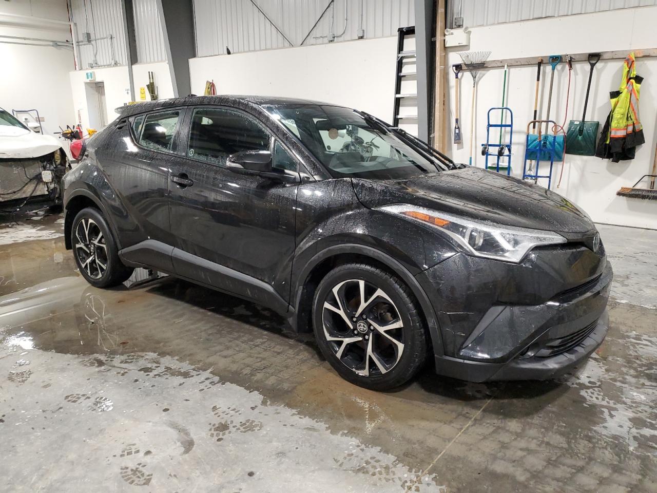 2019 TOYOTA C-HR XLE - Image 4