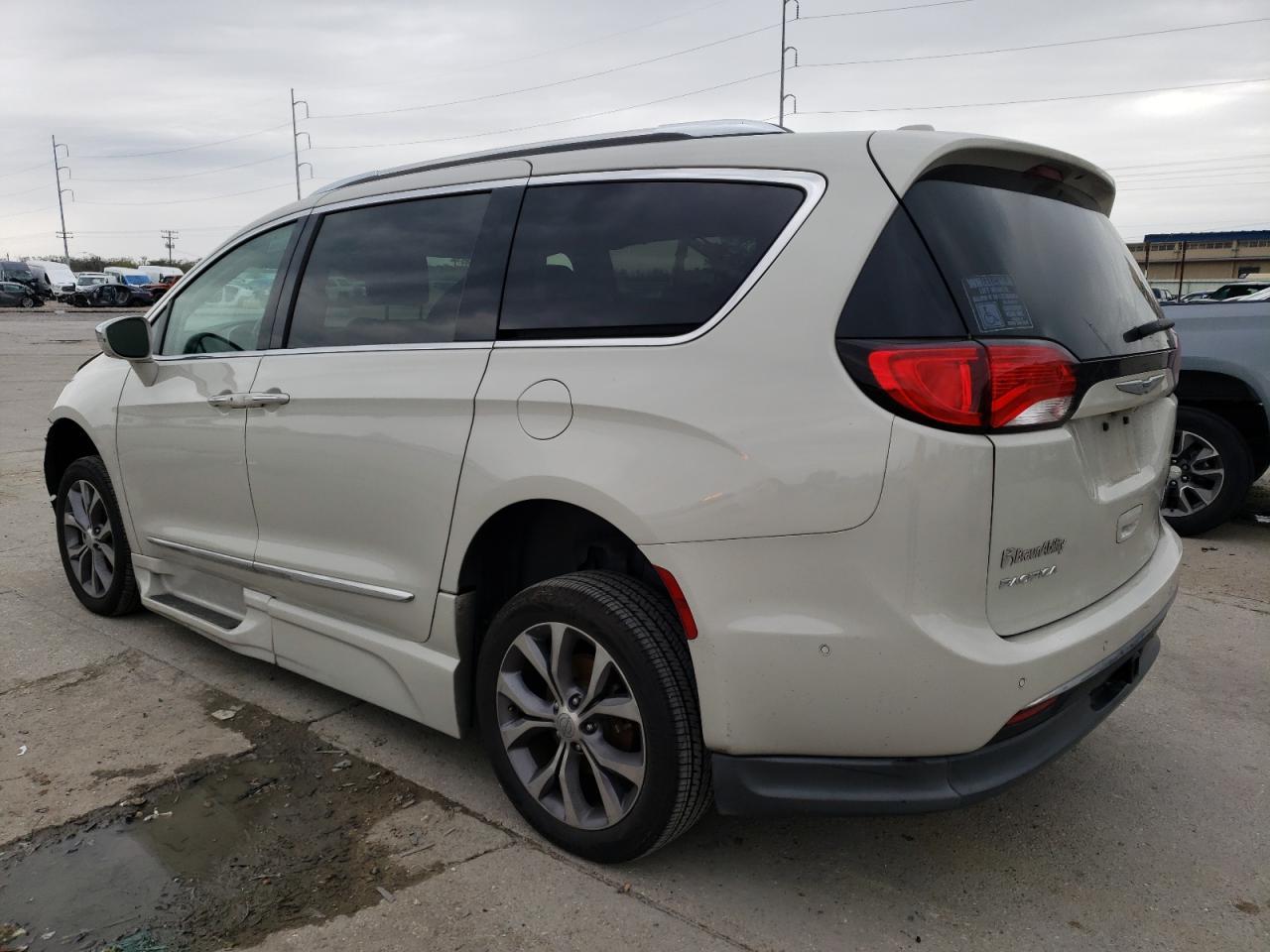 2019 Chrysler Pacifica Limited - Image 2