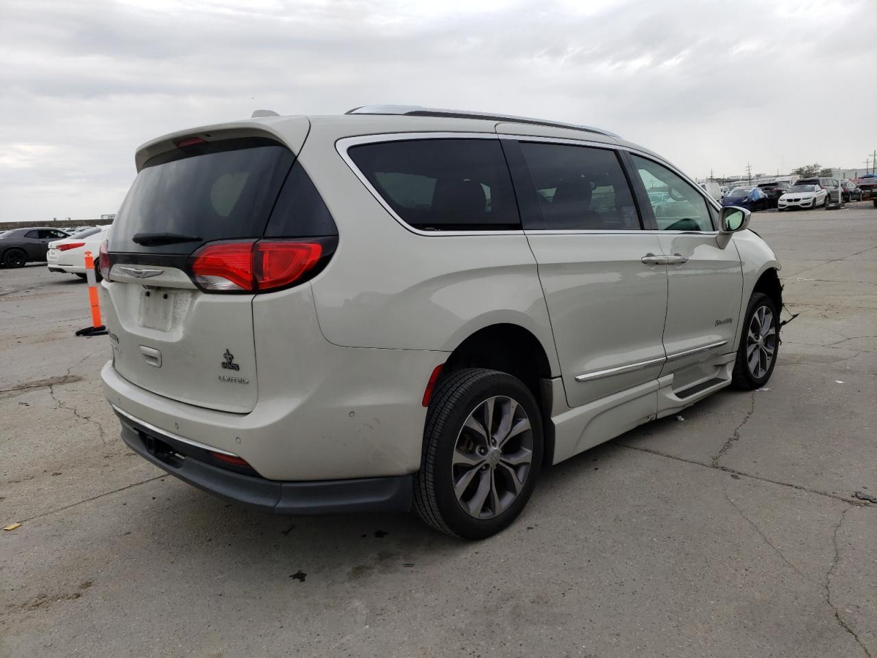 2019 Chrysler Pacifica Limited - Image 3