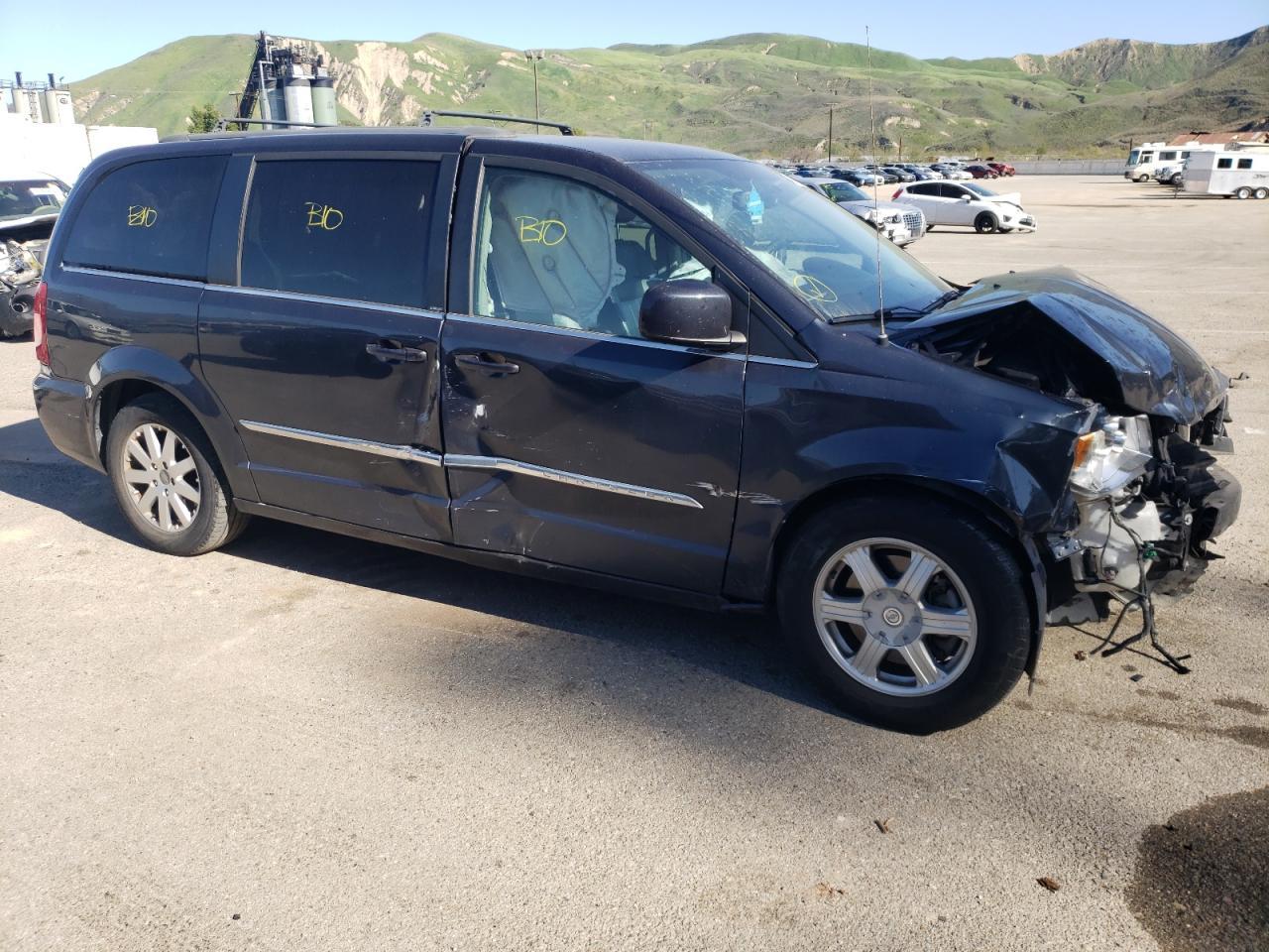 2013 Chrysler Town & Country Touring - Image 4