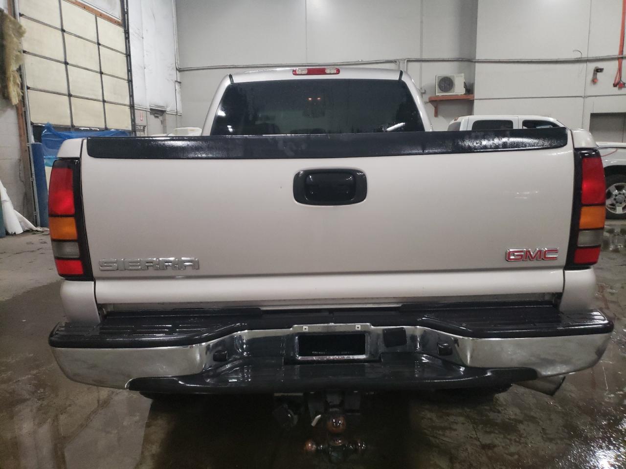 2005 GMC Sierra K2500 Heavy Duty - Image 6