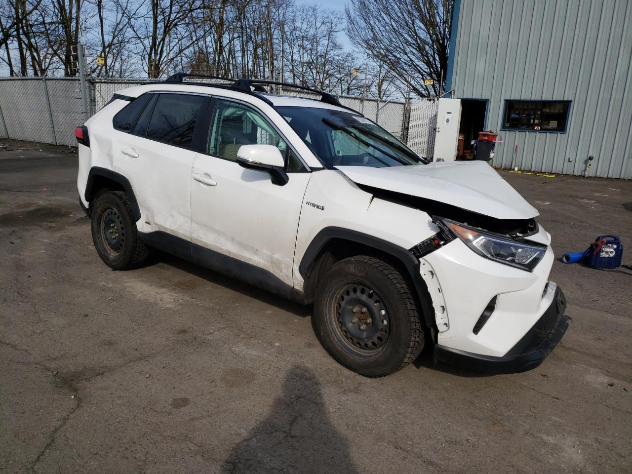2020 TOYOTA RAV4 XLE - Image 4