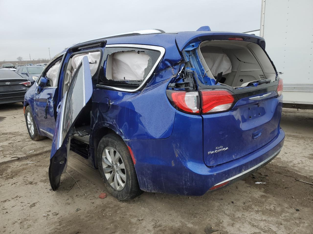 2019 Chrysler Pacifica Touring L - Image 2