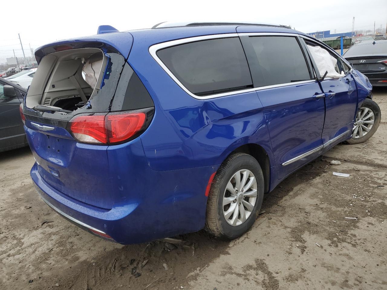 2019 Chrysler Pacifica Touring L - Image 3