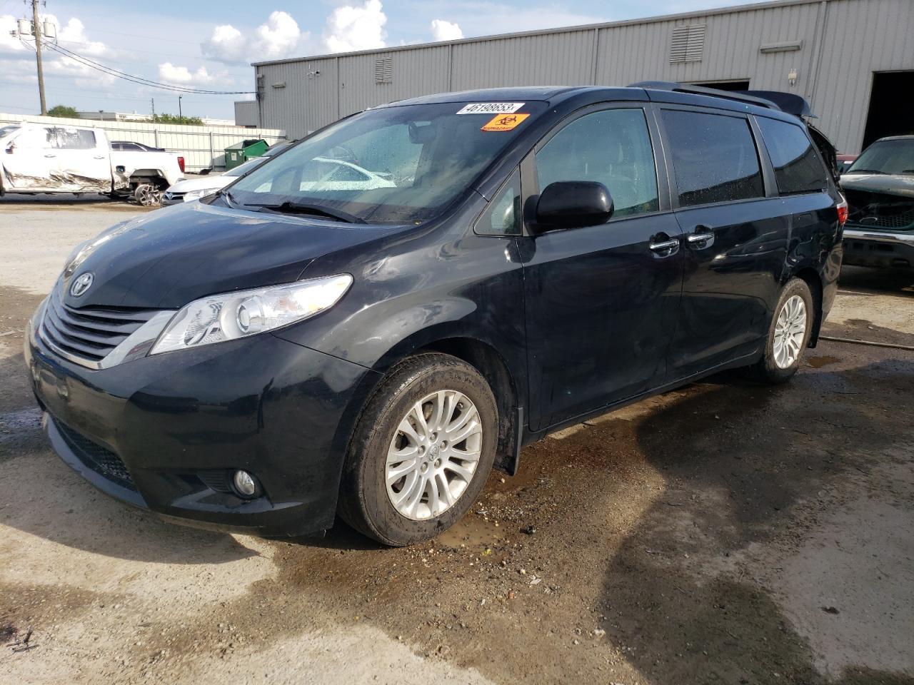 2017 TOYOTA SIENNA XLE car image