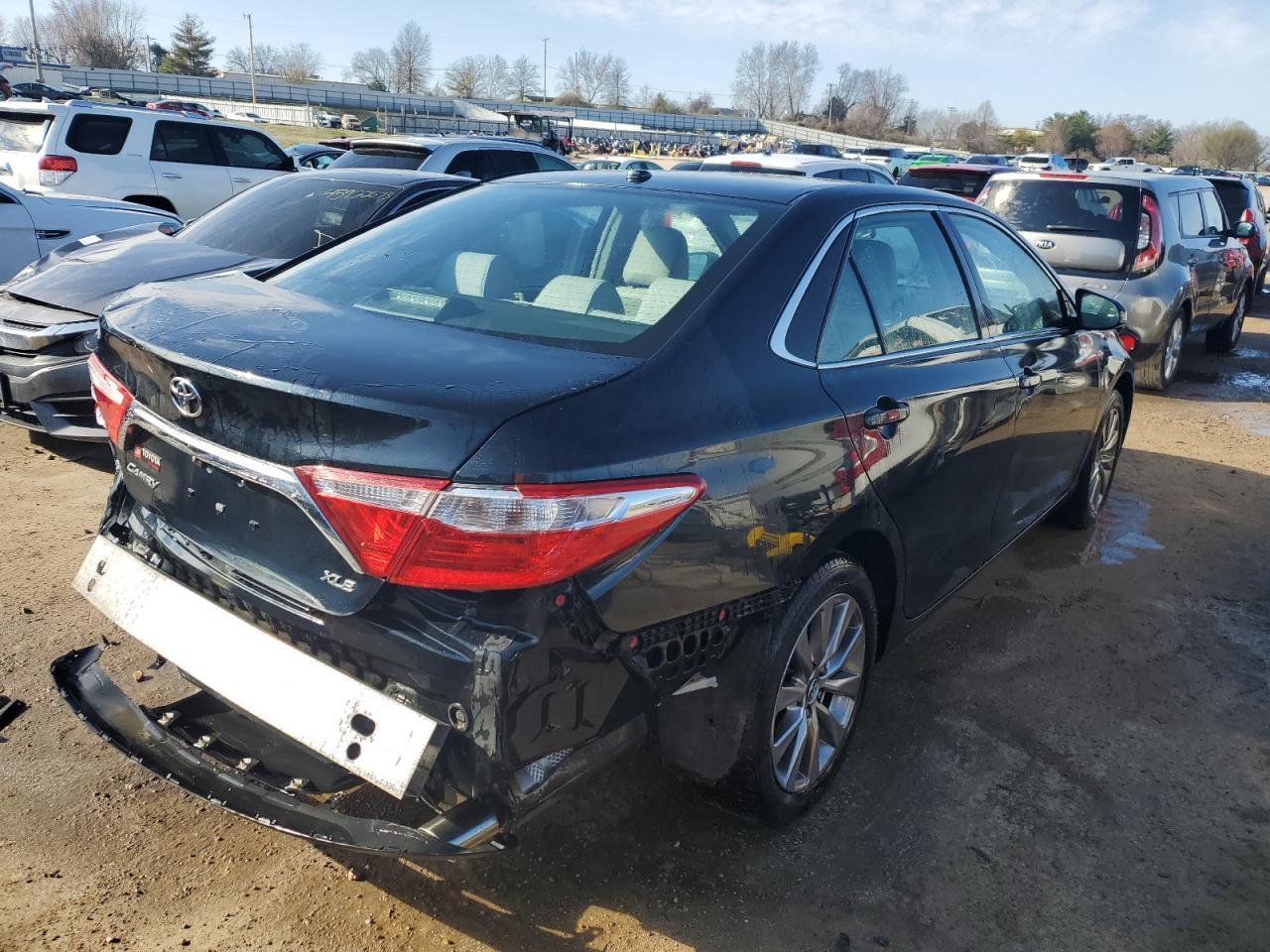 2015 Toyota Camry Le - Фото 3