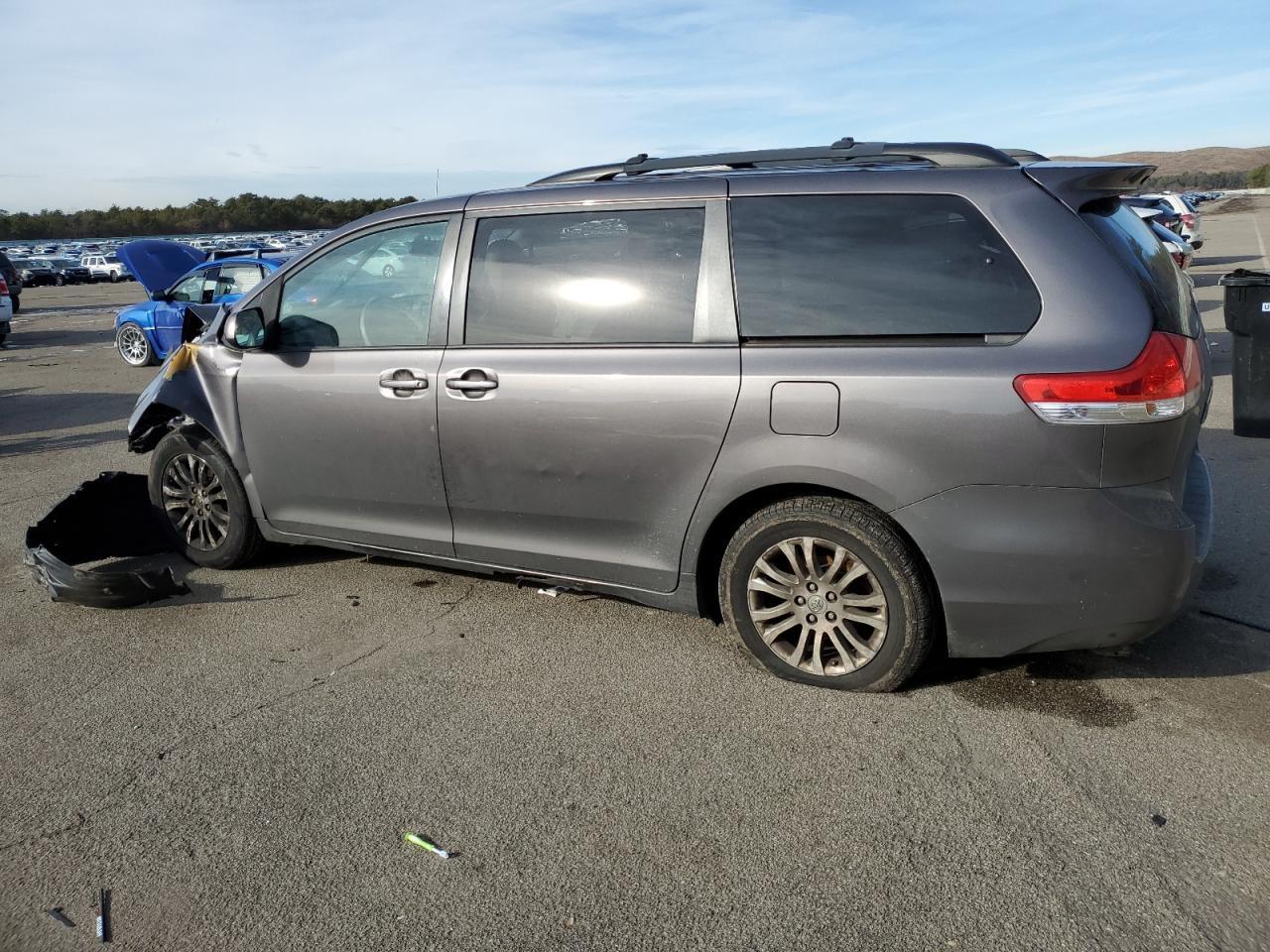 2013 TOYOTA SIENNA XLE - Image 2