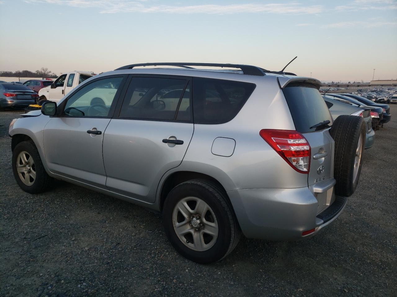 2011 TOYOTA RAV4 - Фото 2