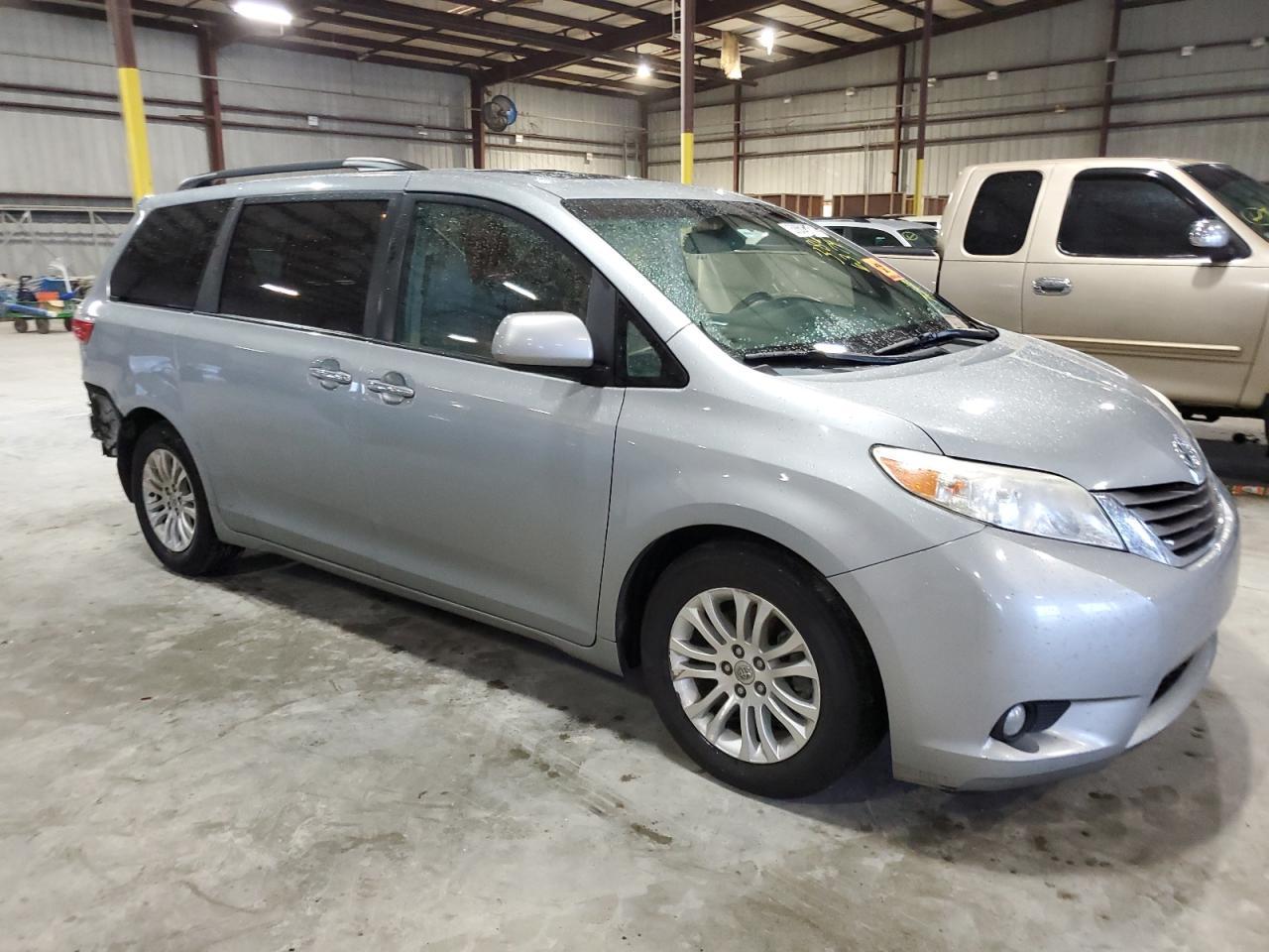 2015 TOYOTA SIENNA XLE - Фото 4