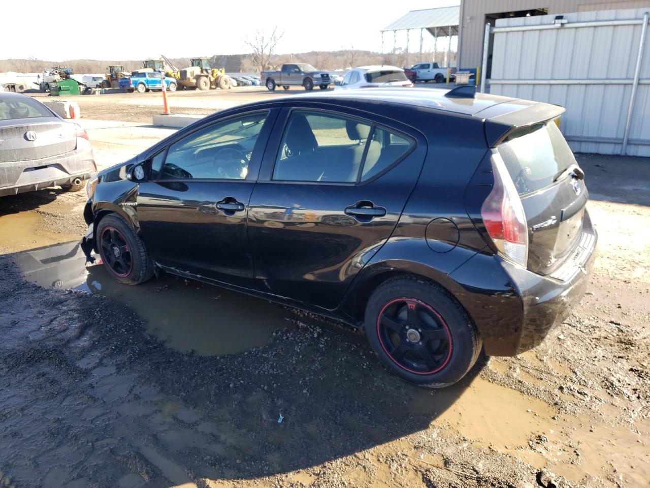 2015 TOYOTA PRIUS C - Фото 2