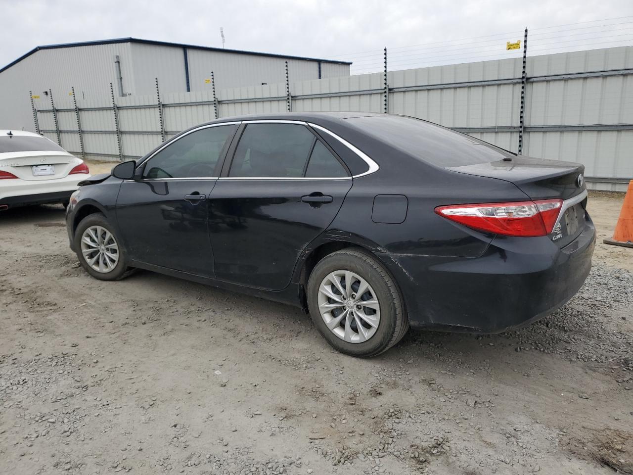 2017 TOYOTA CAMRY LE - Фото 2