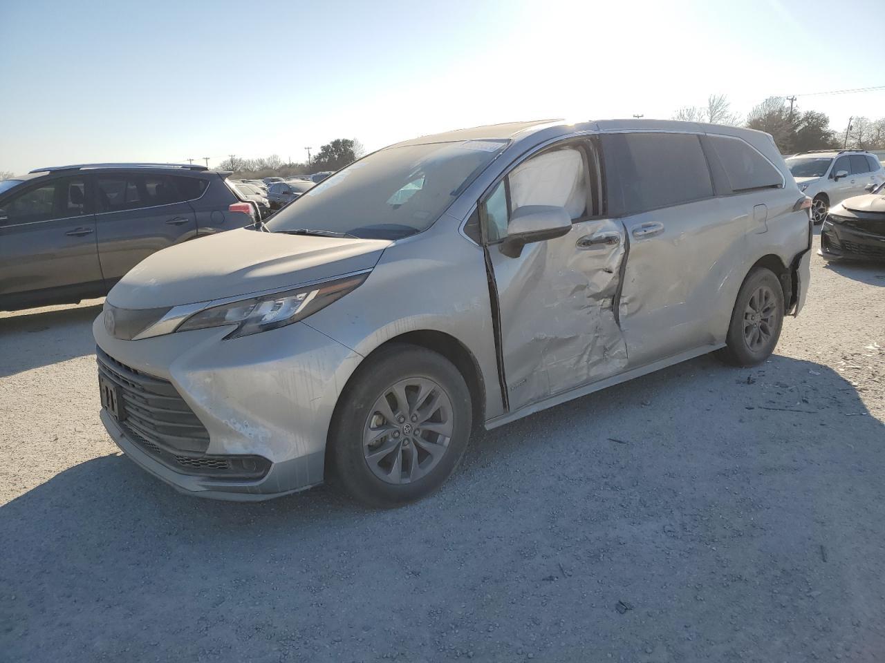 2021 TOYOTA SIENNA LE car image