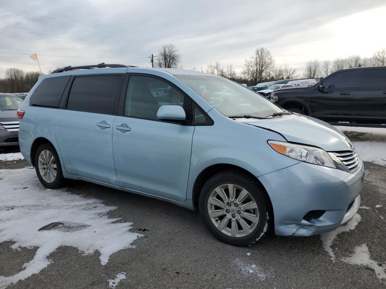 2015 TOYOTA SIENNA LE - Image 4