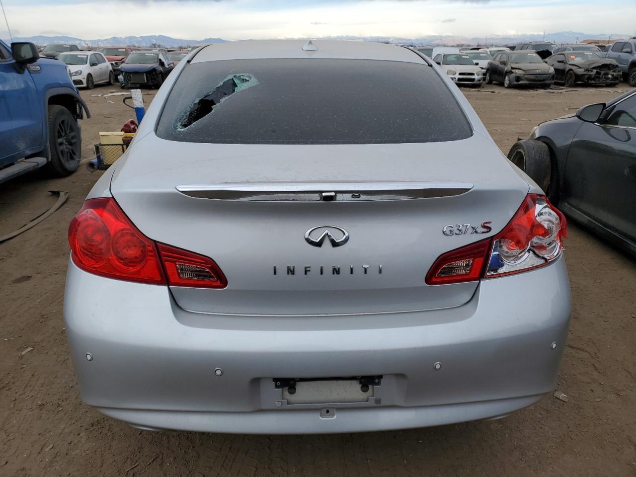 2011 INFINITI G37 - Image 6