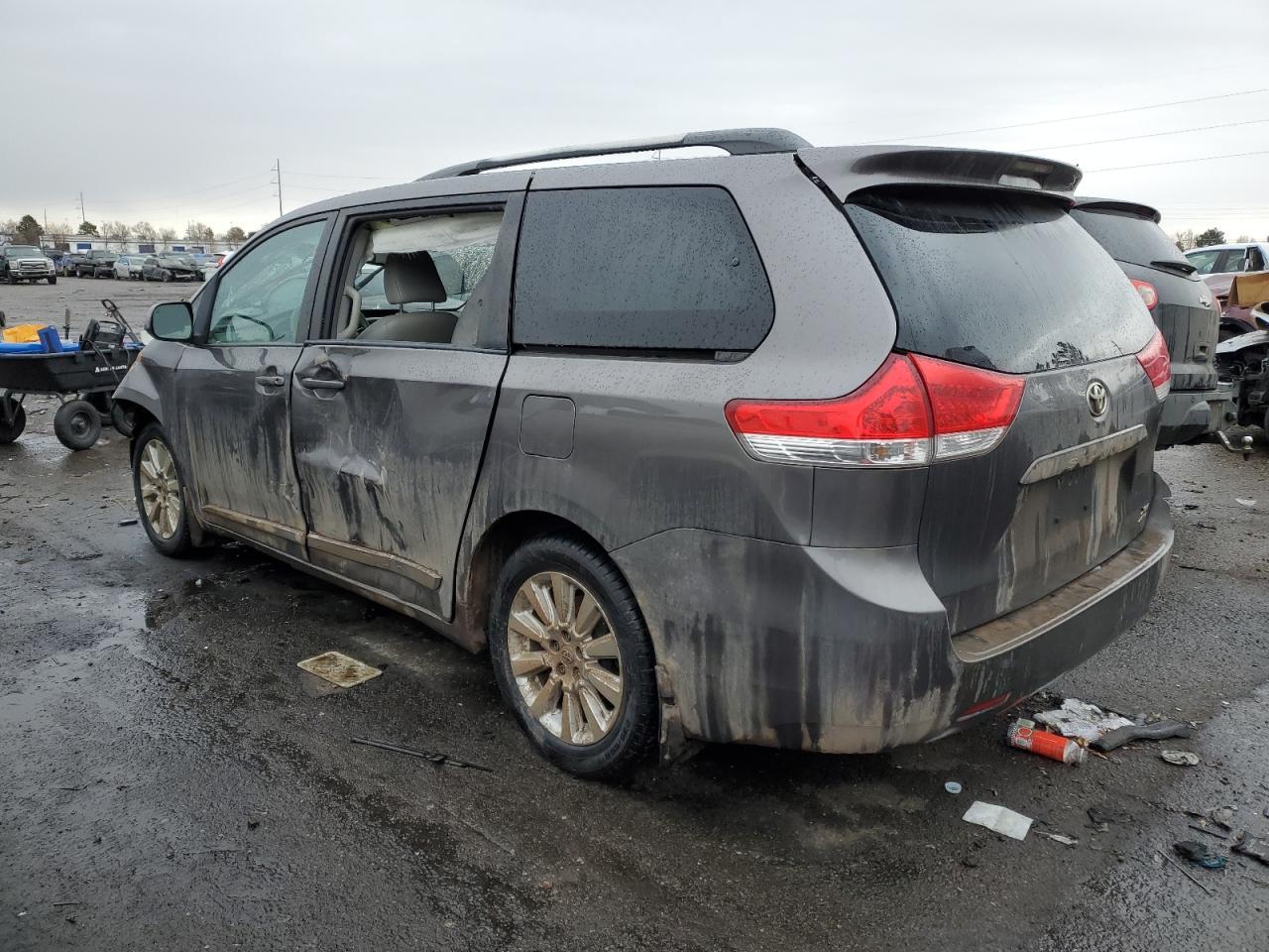 2011 TOYOTA SIENNA XLE - Image 2