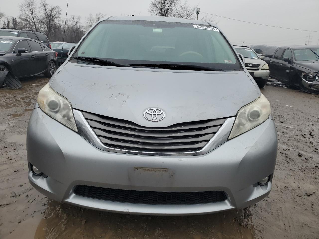 2011 TOYOTA SIENNA XLE - Image 5