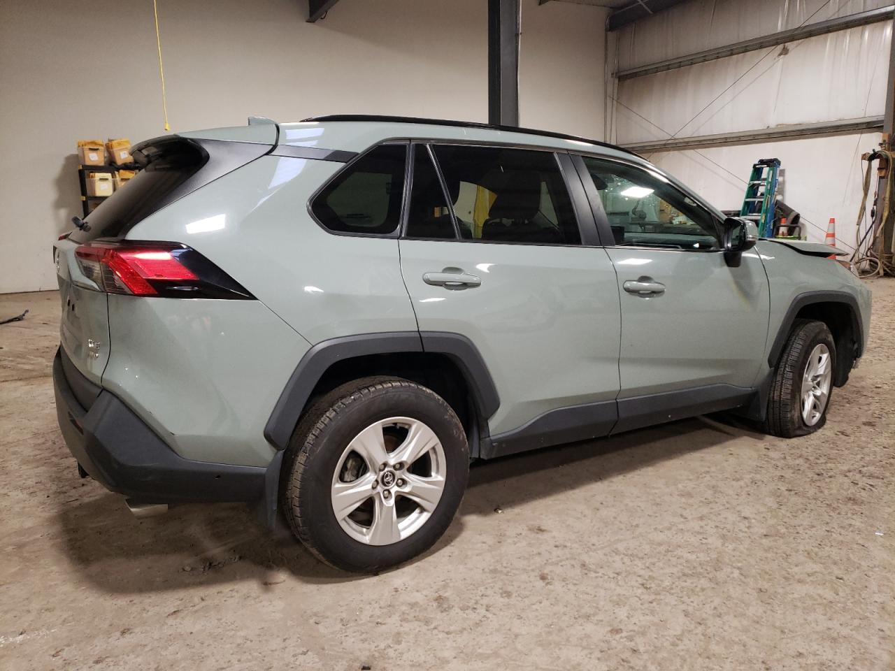 2020 TOYOTA RAV4 XLE - Фото 3