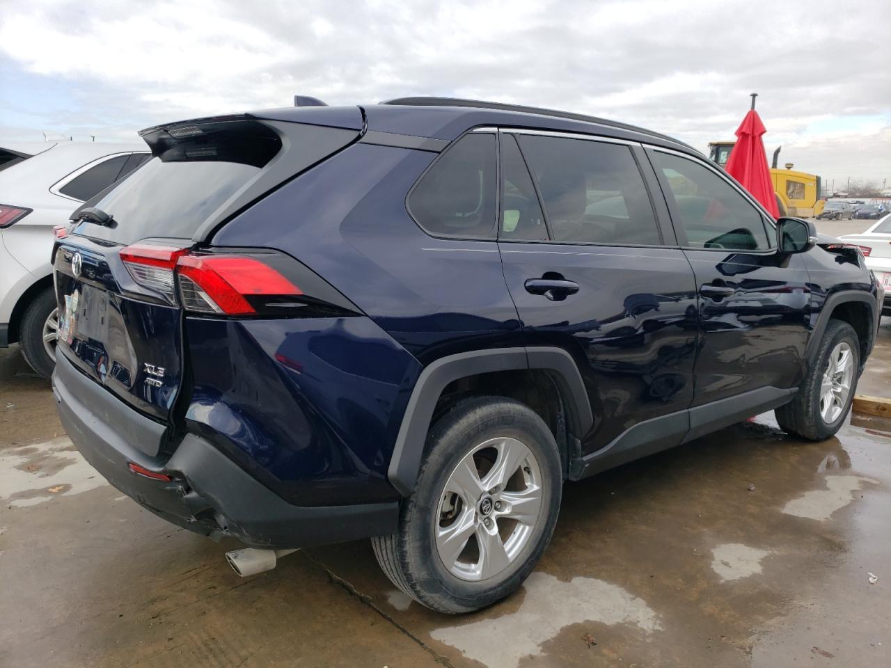2020 TOYOTA RAV4 XLE - Image 3