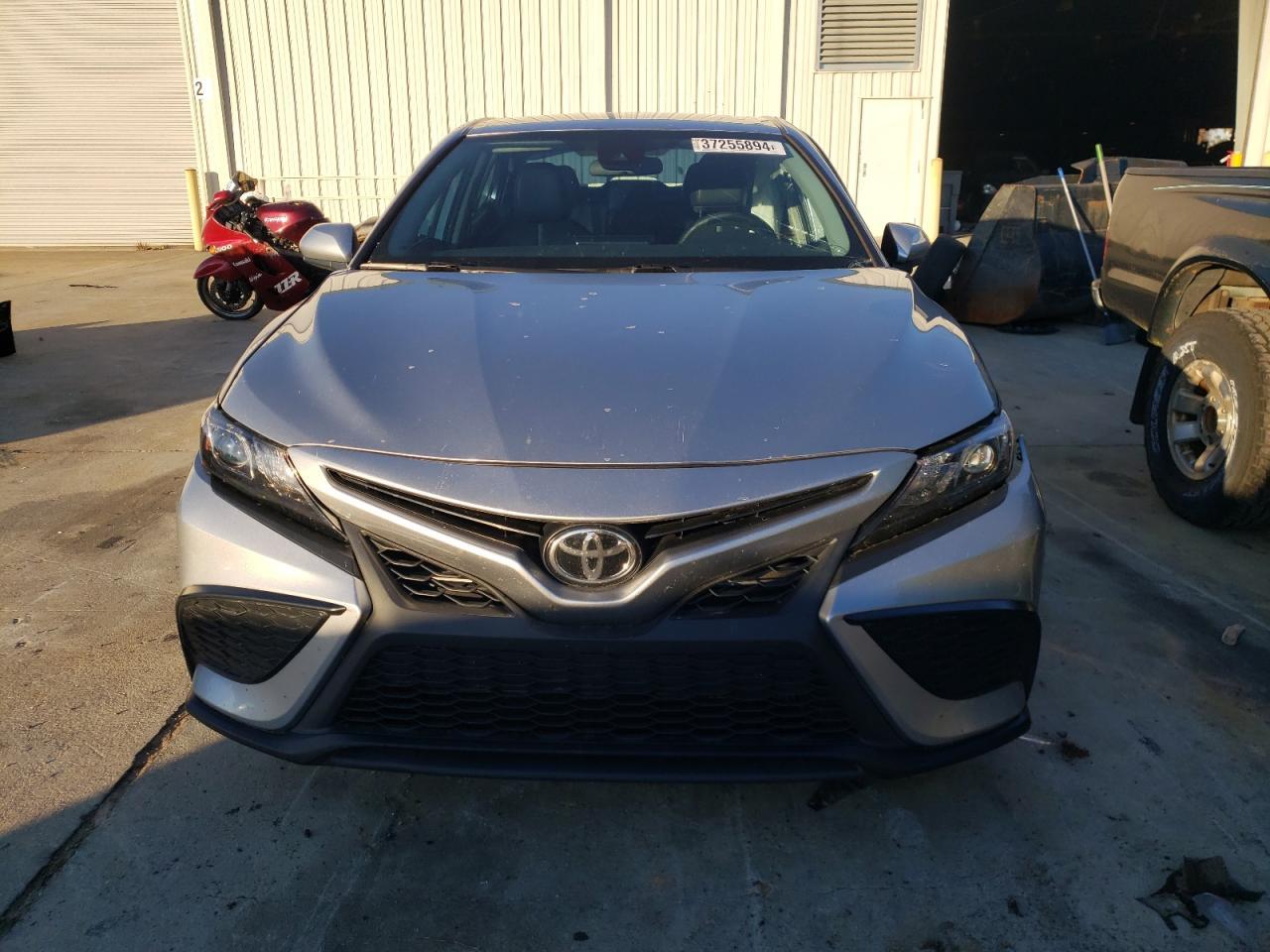 2021 TOYOTA CAMRY SE - Фото 5