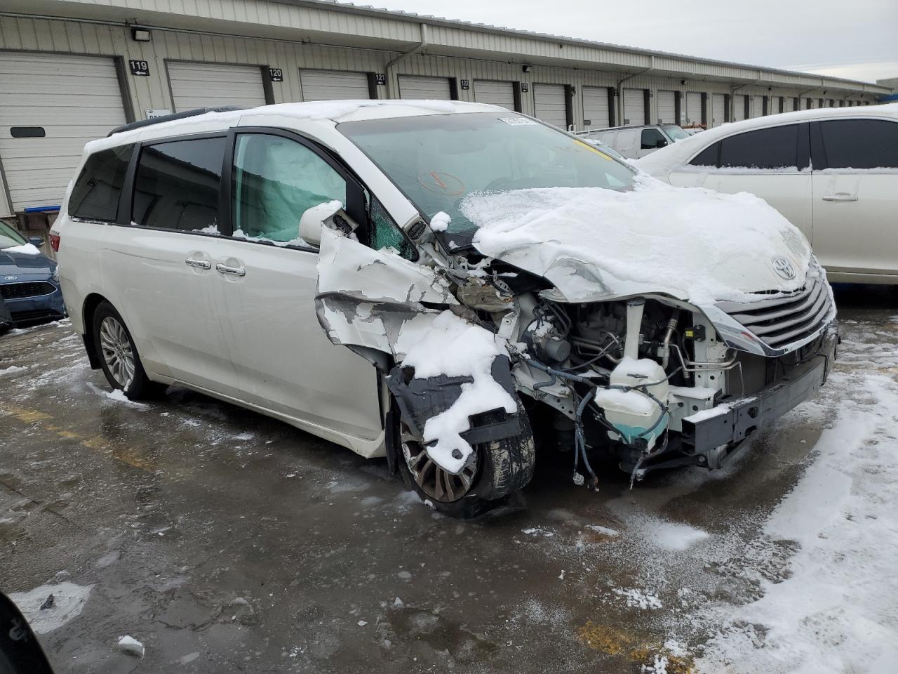 2015 TOYOTA SIENNA XLE - Фото 4