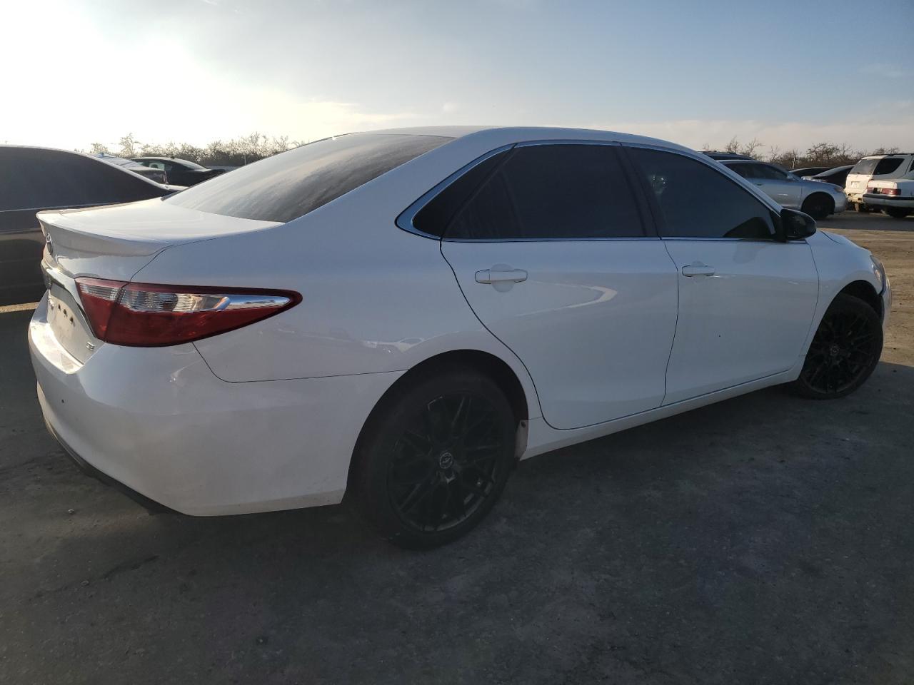 2015 TOYOTA CAMRY LE - Фото 3