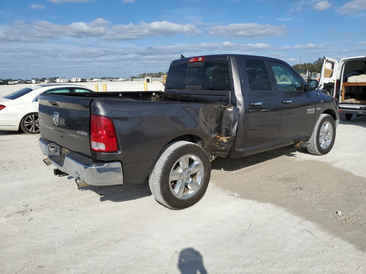 2015 RAM 1500 SLT - Image 3