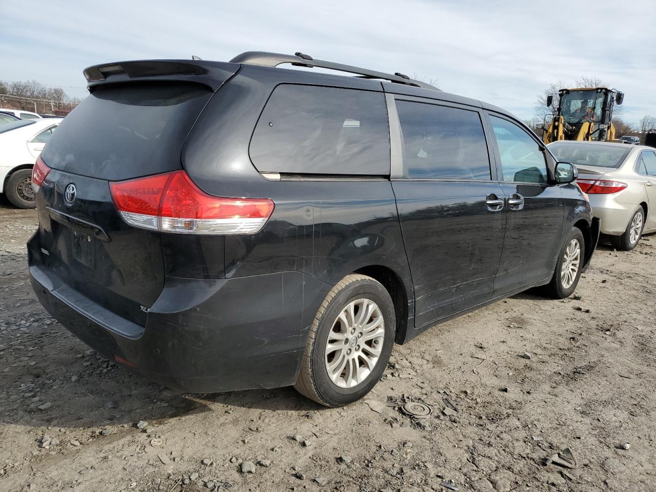 2011 TOYOTA SIENNA XLE - Фото 3