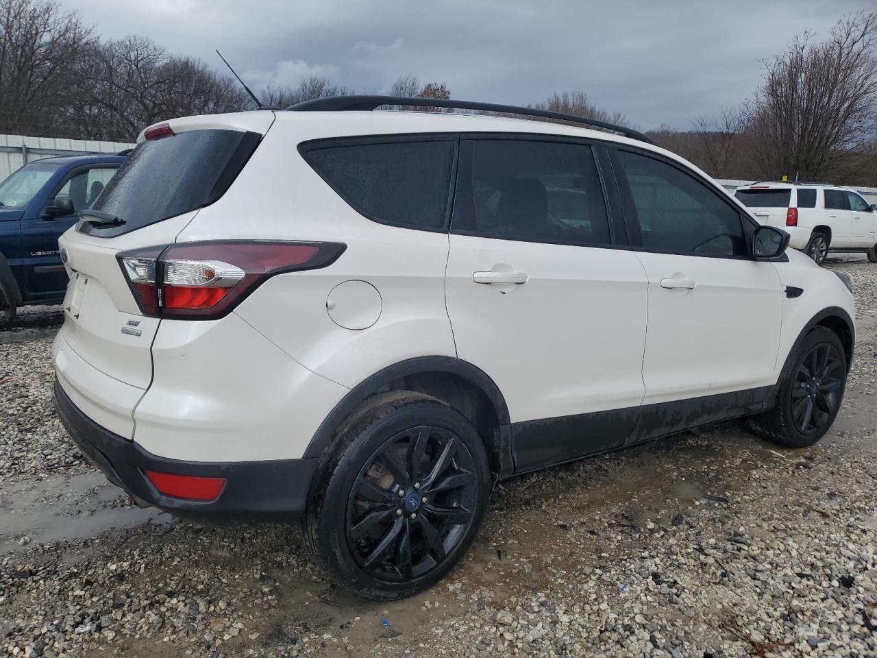 2017 FORD ESCAPE SE - Фото 3