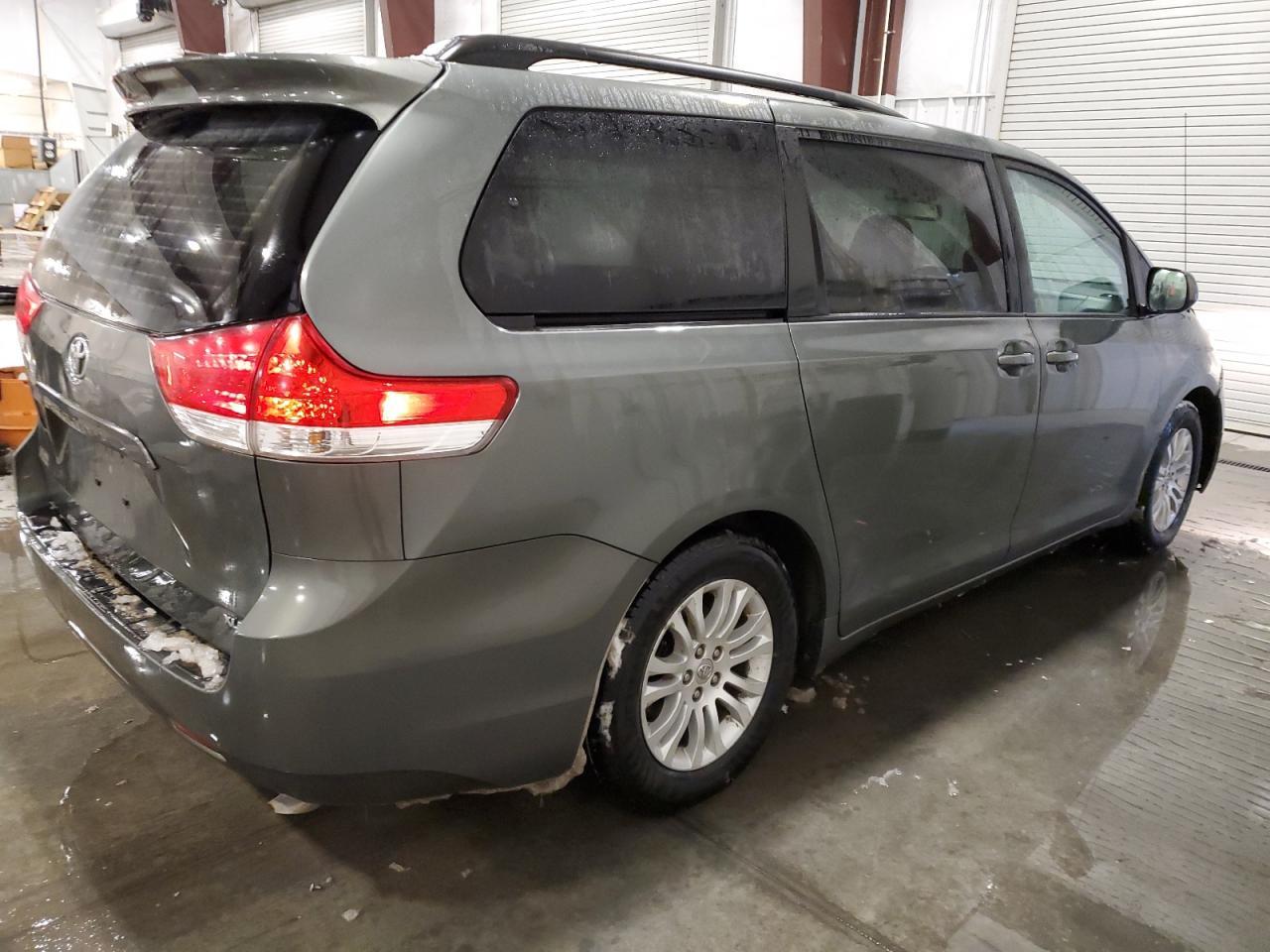 2013 TOYOTA SIENNA XLE - Image 3