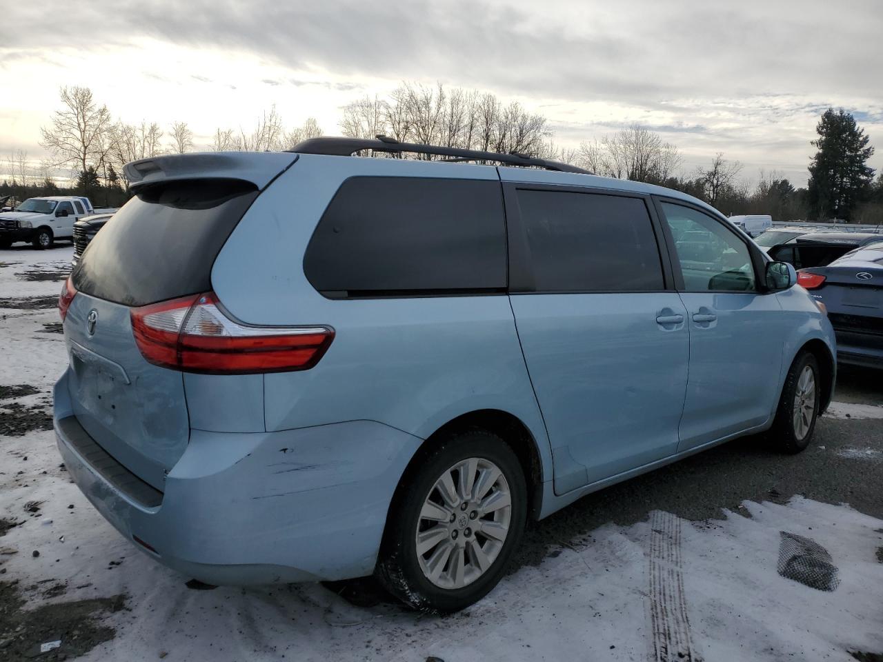 2015 TOYOTA SIENNA LE - Image 3