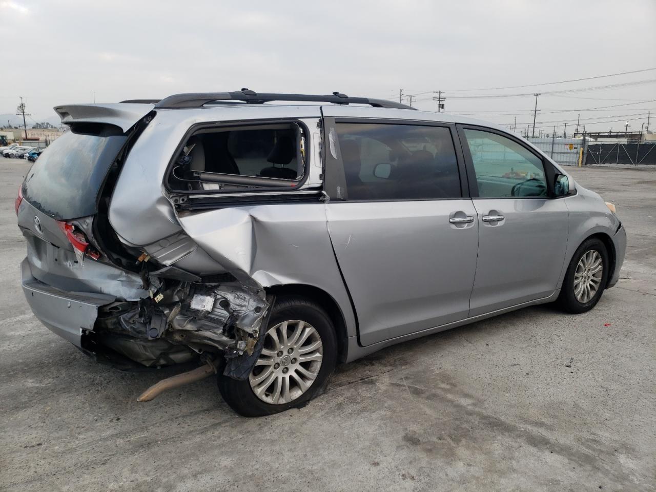 2015 TOYOTA SIENNA XLE - Фото 3