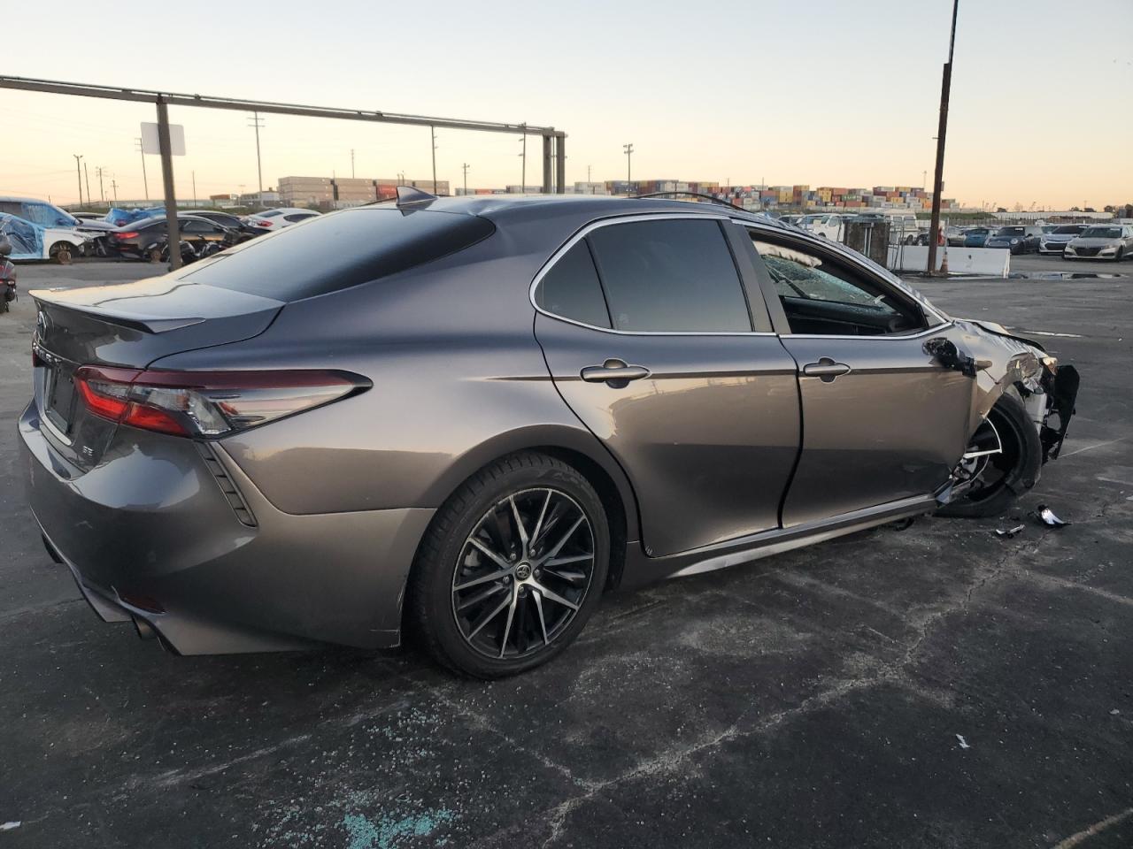 2021 TOYOTA CAMRY SE - Фото 3