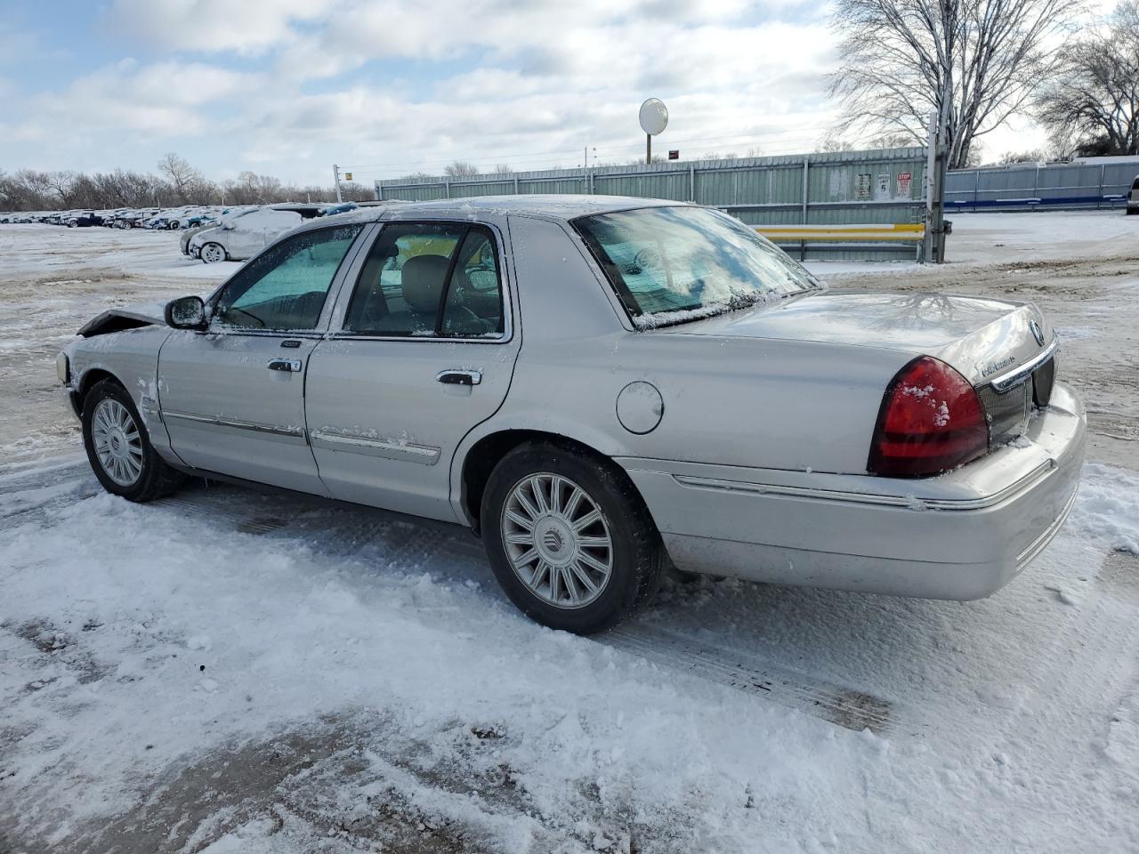 2010 MERCURY GRAND MARQ - Image 2