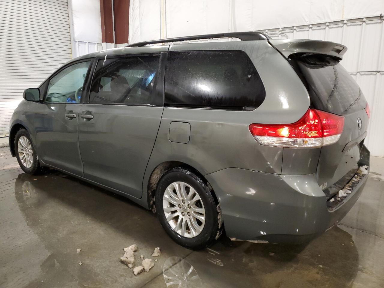 2013 TOYOTA SIENNA XLE - Image 2