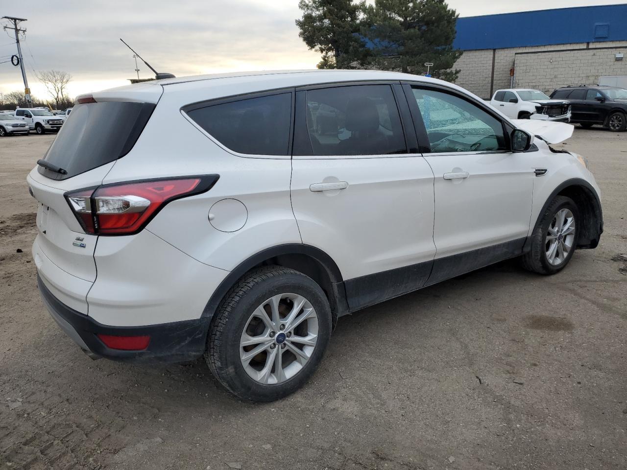 2017 FORD ESCAPE SE - Фото 3