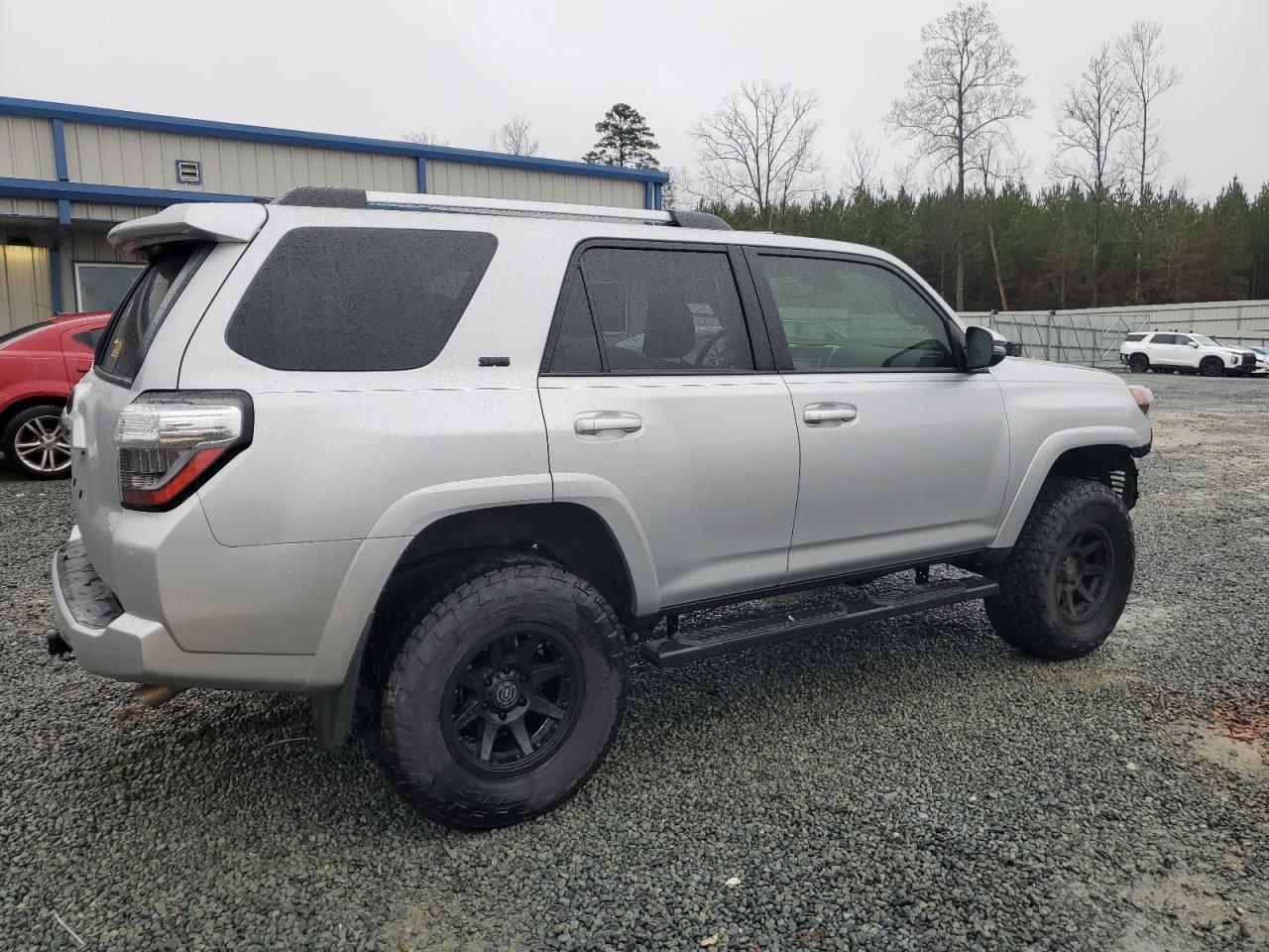 2022 TOYOTA 4RUNNER SR - Фото 3