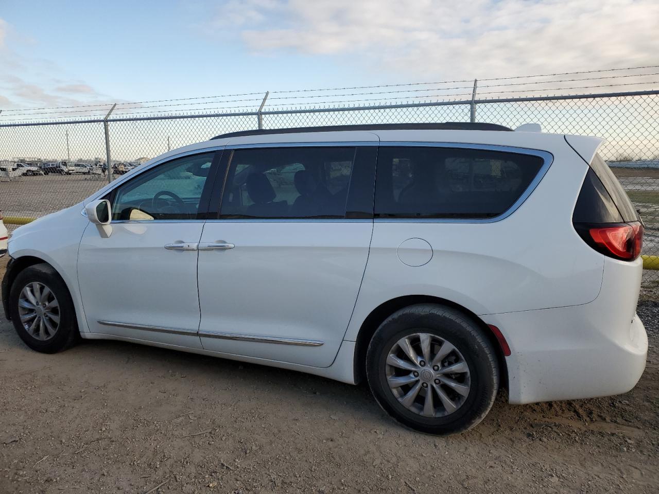 2017 CHRYSLER PACIFICA T - Image 2
