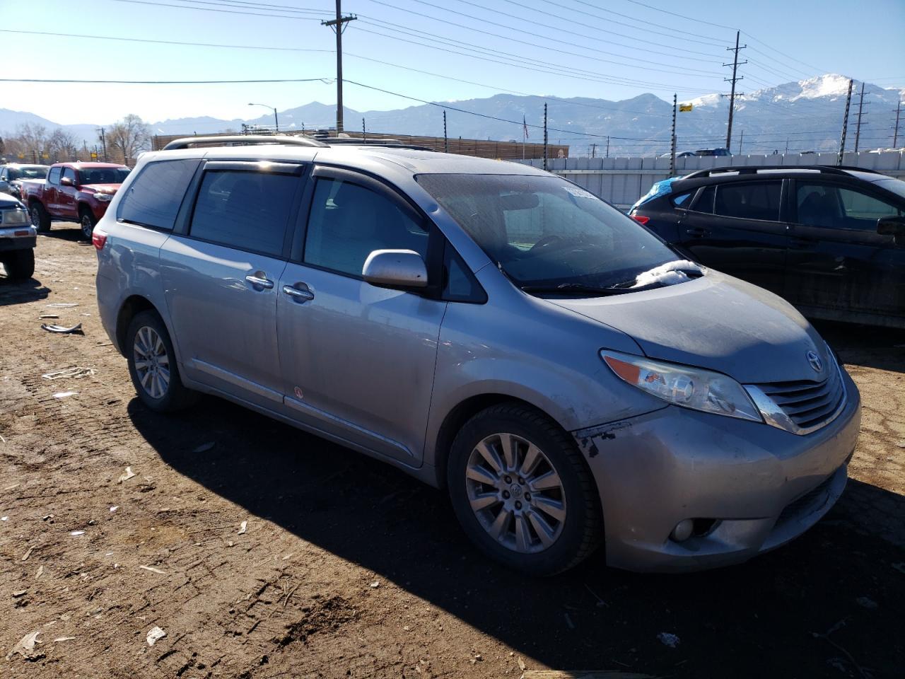 2015 TOYOTA SIENNA XLE - Image 4