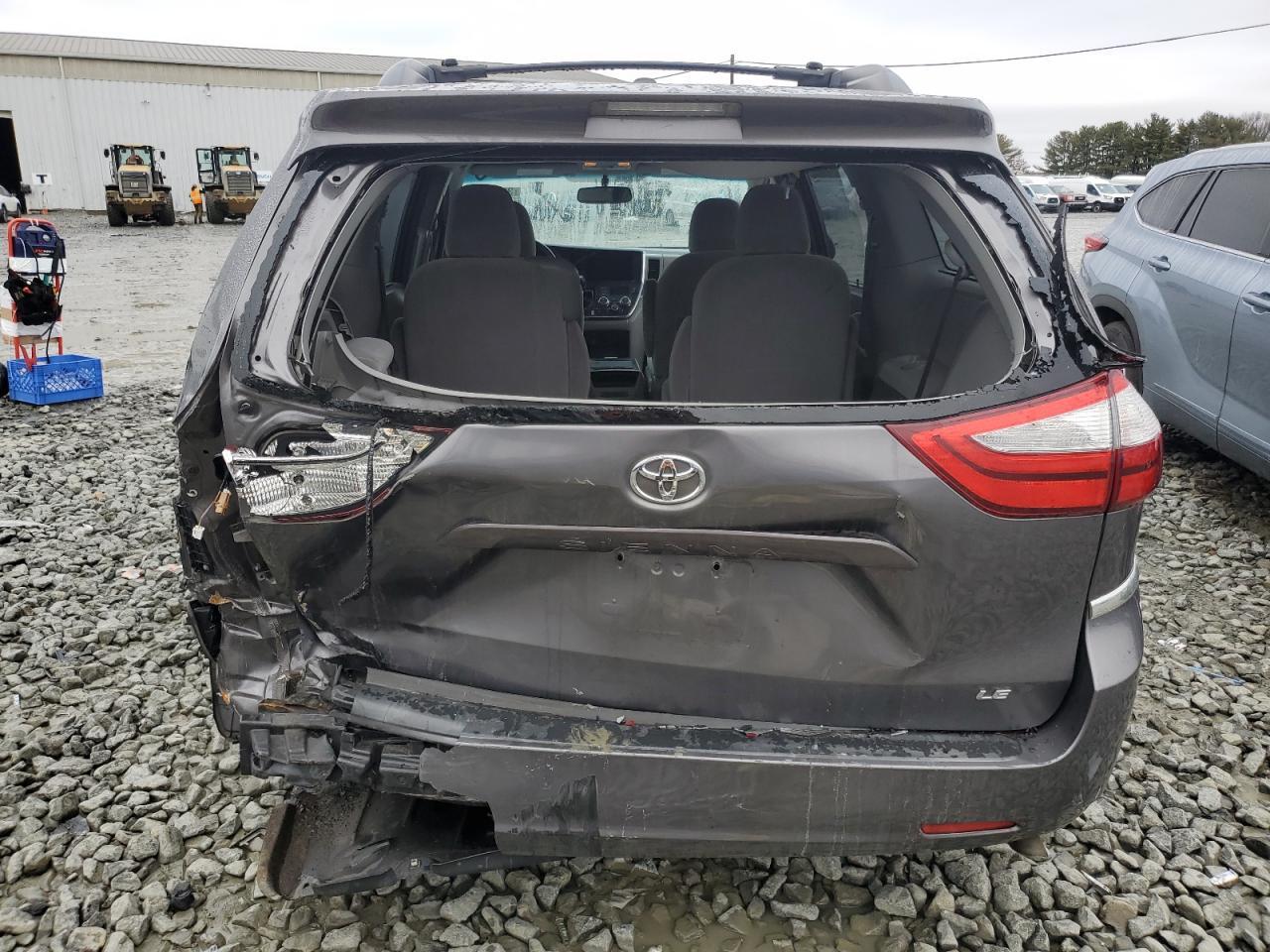 2015 TOYOTA SIENNA LE - Фото 6