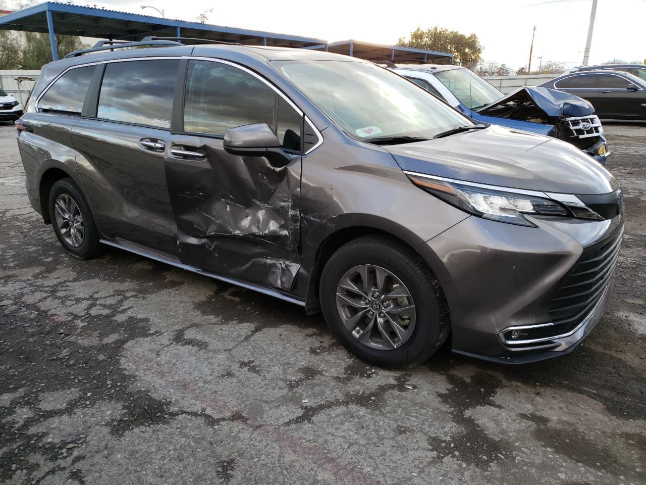 2023 TOYOTA SIENNA XLE - Image 4