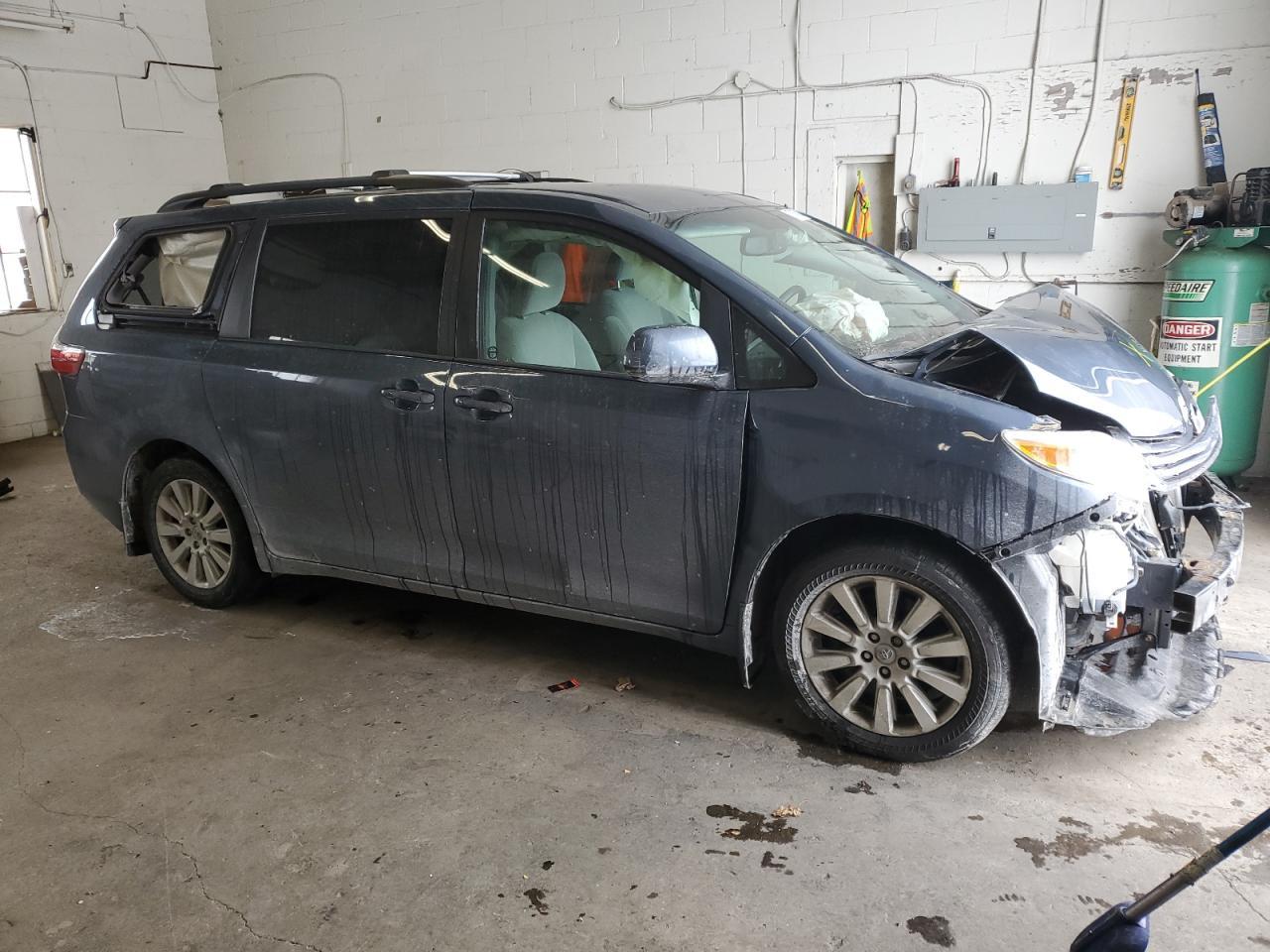 2015 TOYOTA SIENNA LE - Фото 4