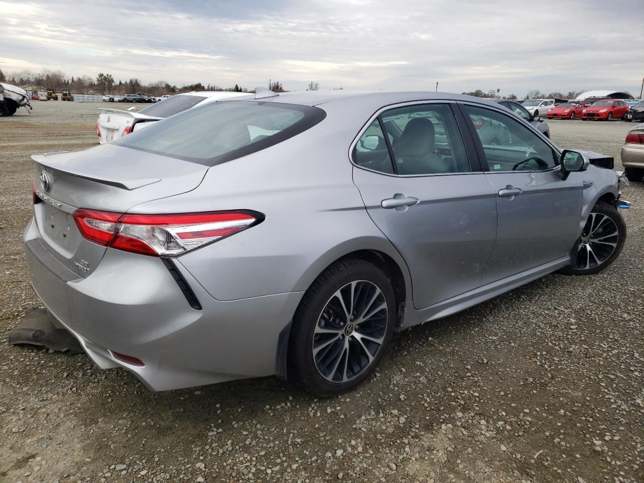 2020 TOYOTA CAMRY SE - Фото 3