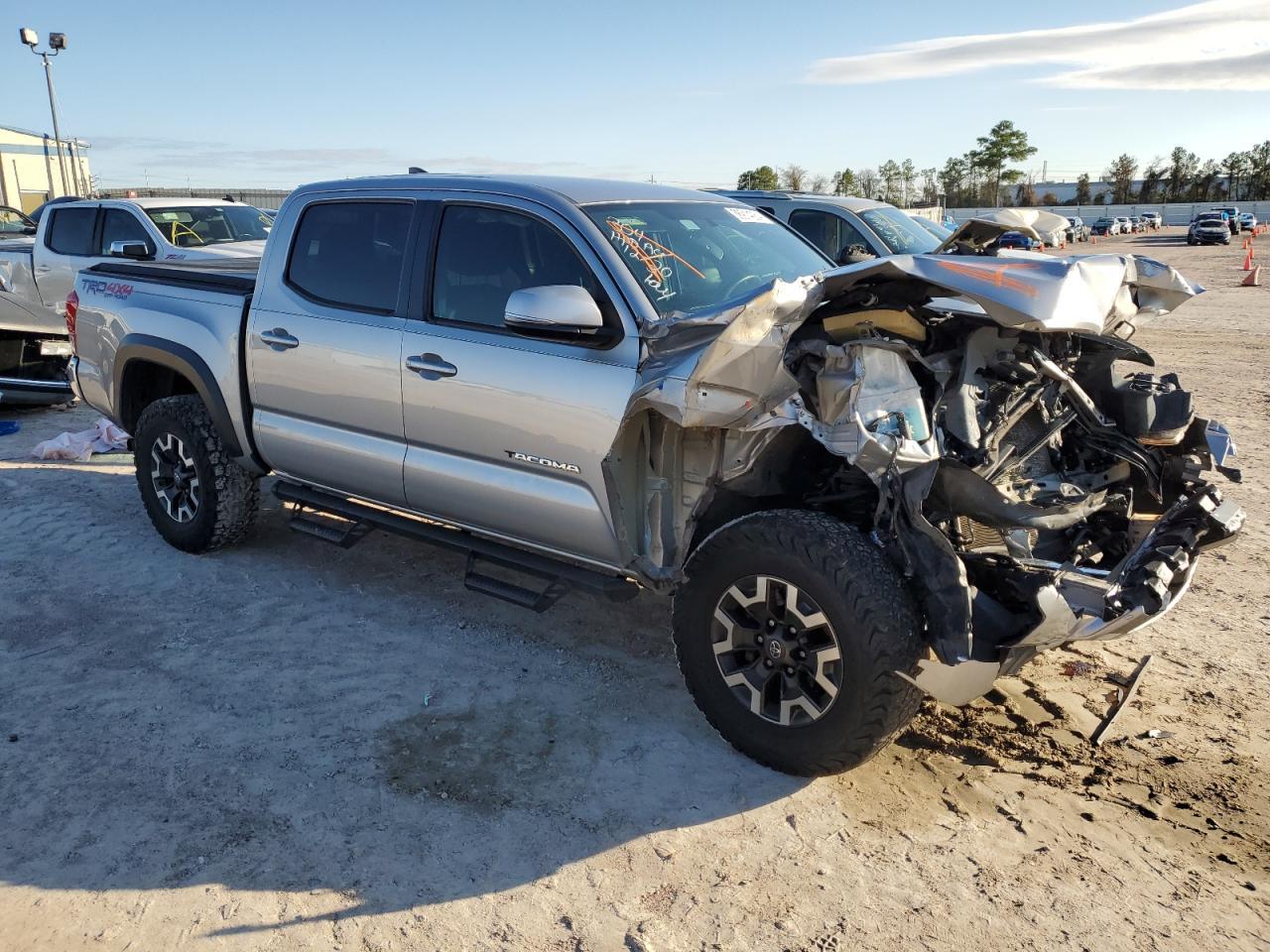 2017 TOYOTA TACOMA DOU - Фото 4