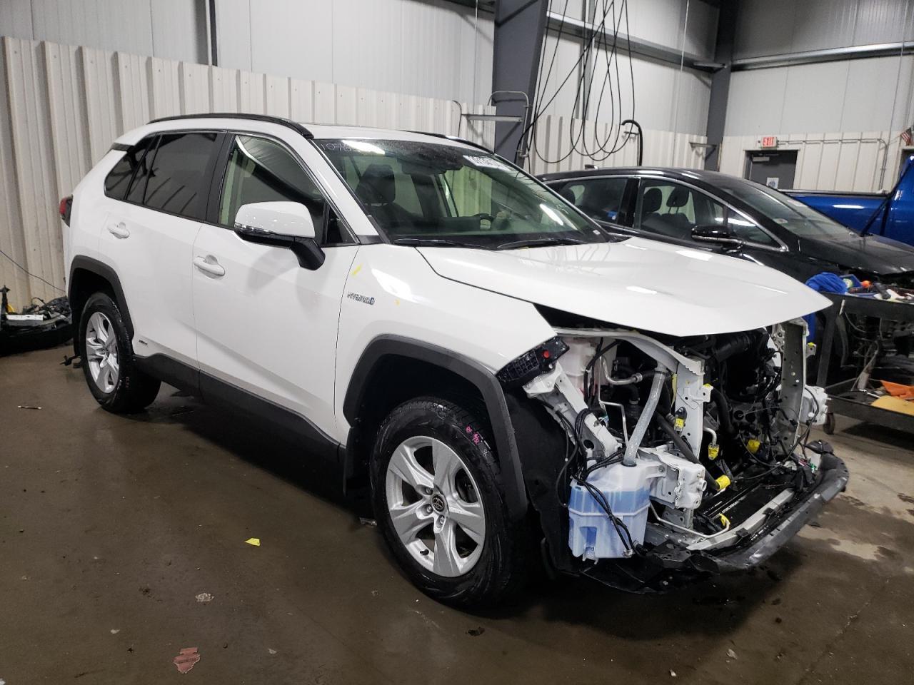 2020 TOYOTA RAV4 XLE - Image 4
