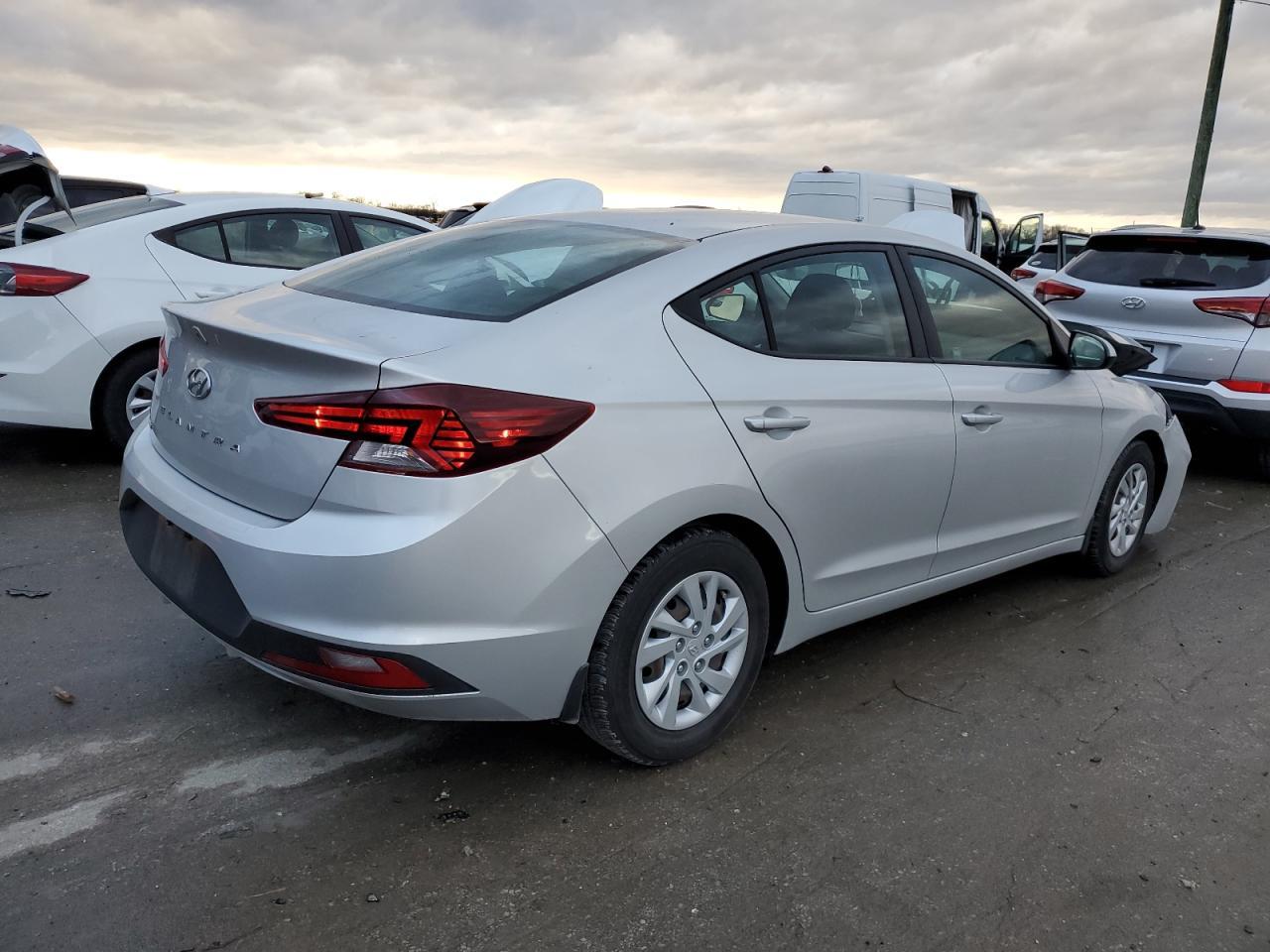 2019 HYUNDAI ELANTRA SE - Фото 3
