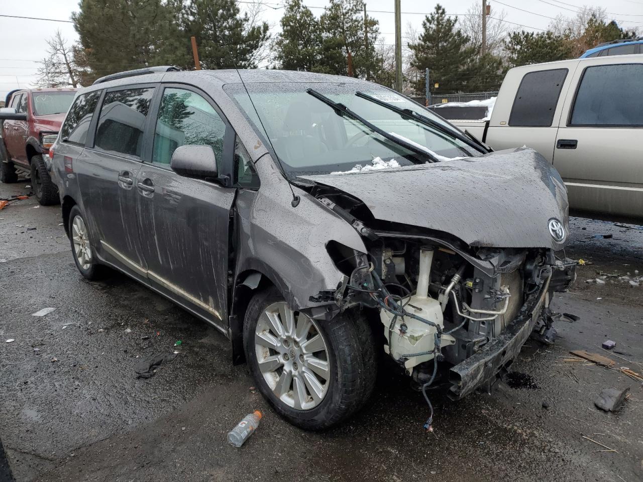 2011 TOYOTA SIENNA XLE - Image 4
