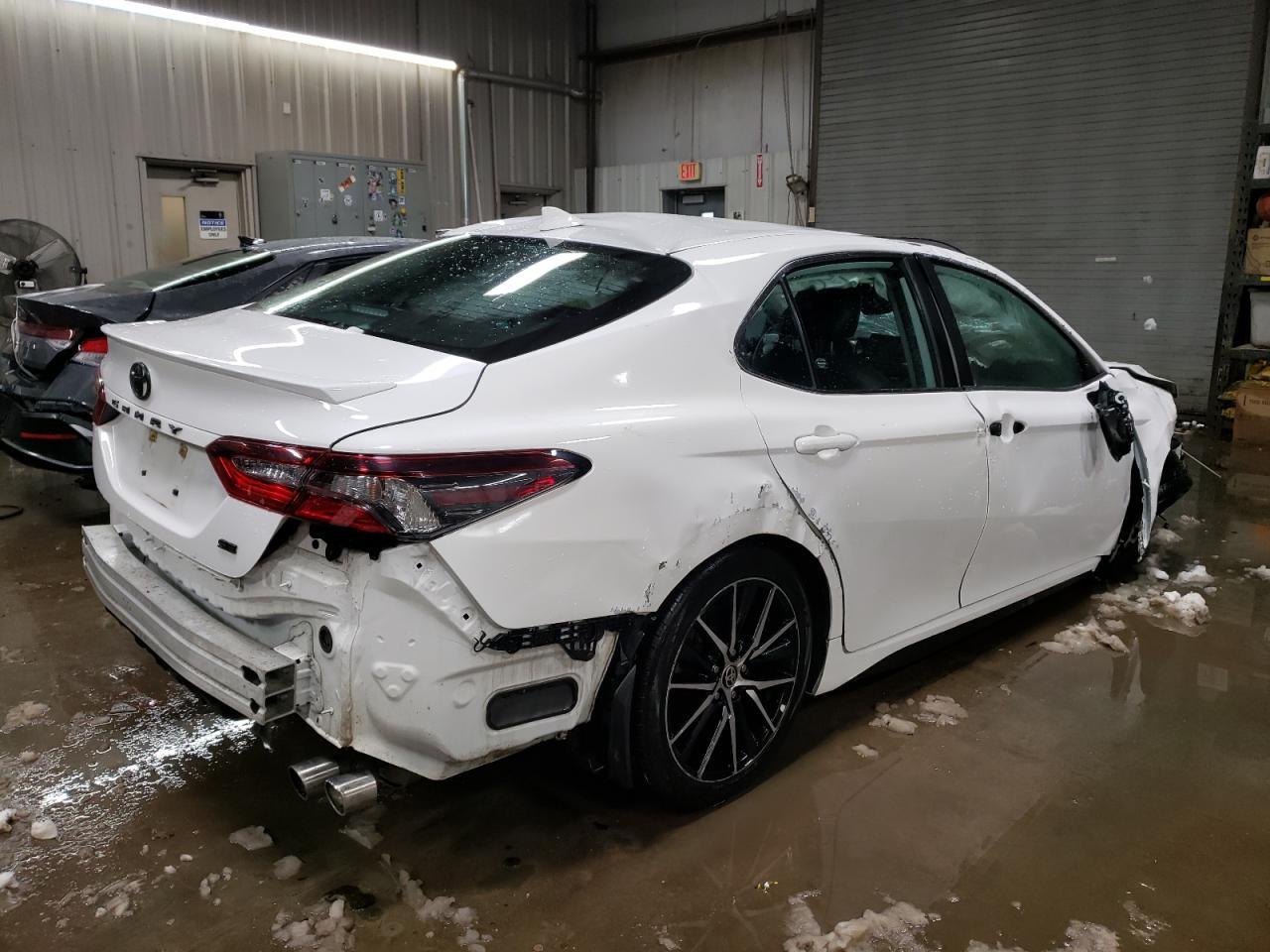 2021 TOYOTA CAMRY SE - Фото 3