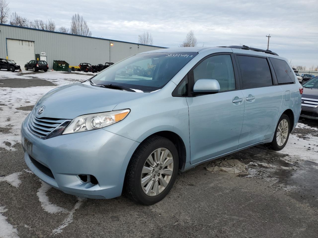 2015 TOYOTA SIENNA LE