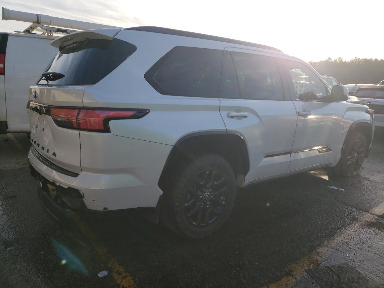 2023 TOYOTA SEQUOIA SR - Фото 3