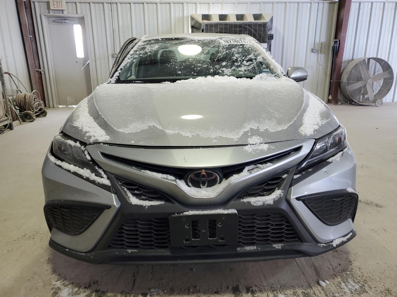 2021 TOYOTA CAMRY SE - Фото 5